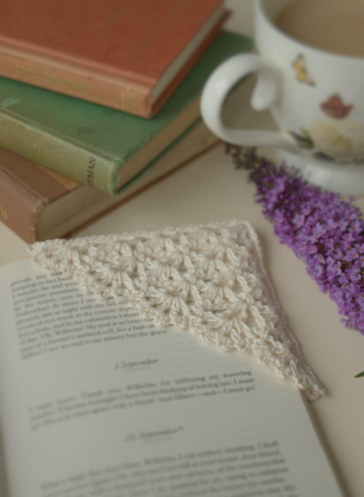 Crochet Corner Bookmark – Free Pattern and Video Tutorial