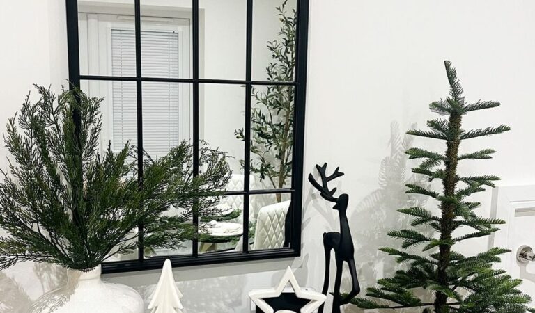 16 Elegant Christmas Entryway Table Decor Ideas to Welcome Guests with Festive Flair