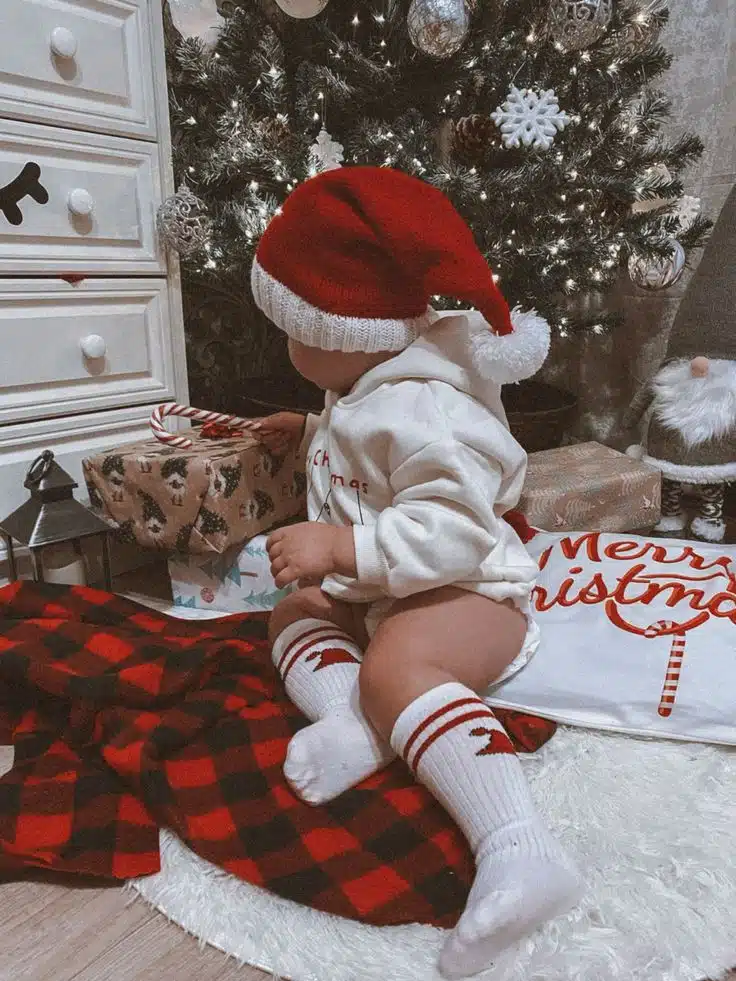 Sweet and Simple Christmas Baby Photoshoot Ideas for Your Little One