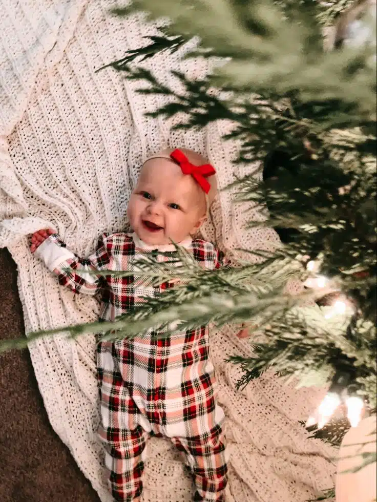 Sweet and Simple Christmas Baby Photoshoot Ideas for Your Little One