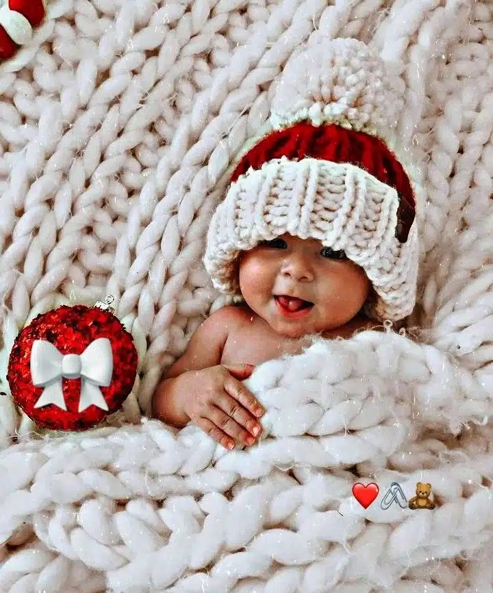 Sweet and Simple Christmas Baby Photoshoot Ideas for Your Little One