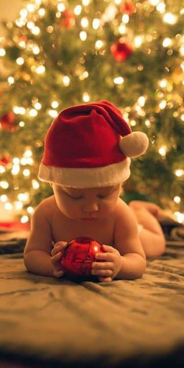 Sweet and Simple Christmas Baby Photoshoot Ideas for Your Little One