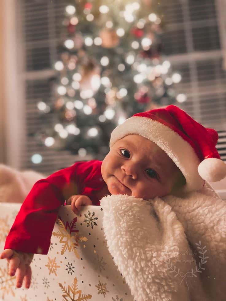 Sweet and Simple Christmas Baby Photoshoot Ideas for Your Little One