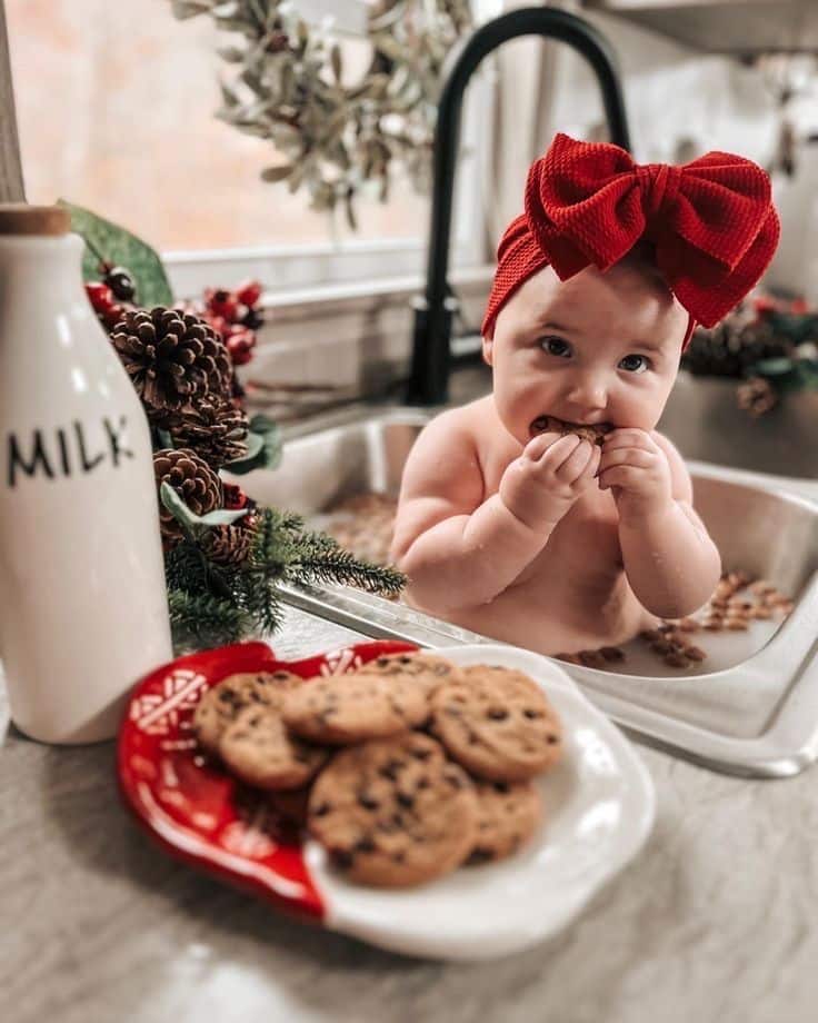 Sweet and Simple Christmas Baby Photoshoot Ideas for Your Little One