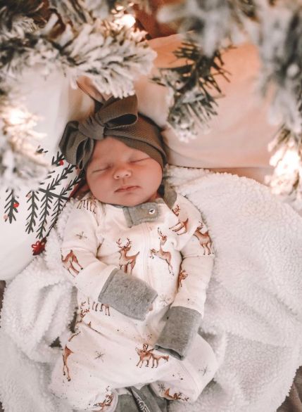 Sweet and Simple Christmas Baby Photoshoot Ideas for Your Little One