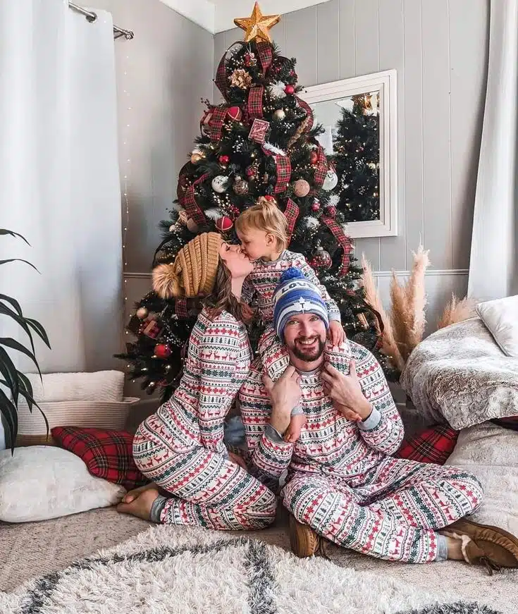 Sweet and Simple Christmas Baby Photoshoot Ideas for Your Little One