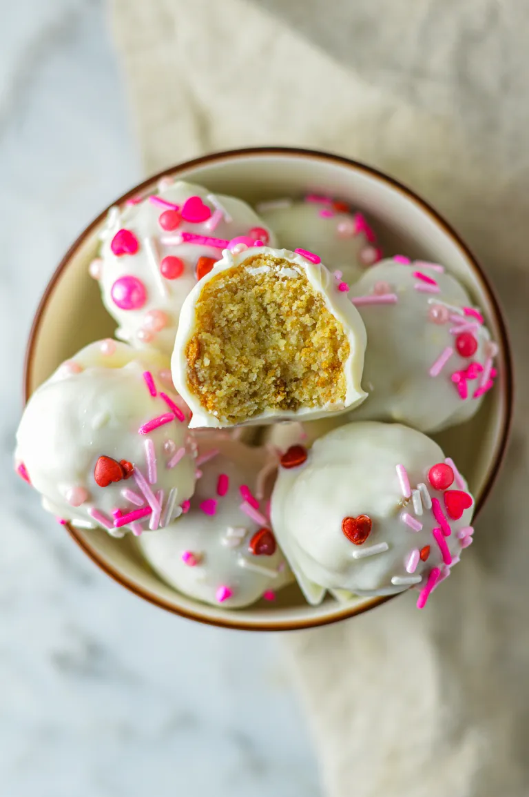 Easy-Valentines-Day-Cake-Balls