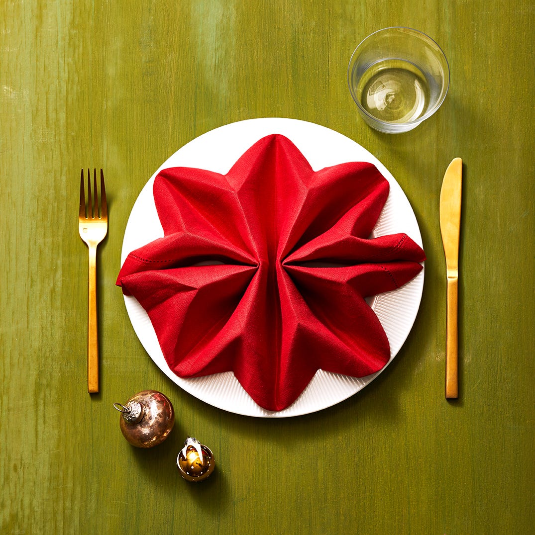 red napkin star table setting idea