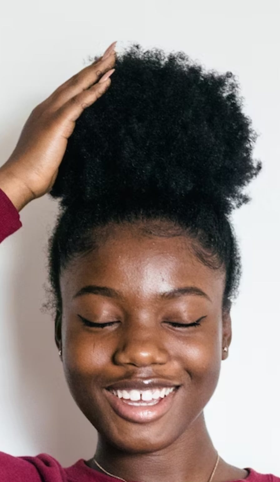 models hair in a puff being held by magnetic hair tie