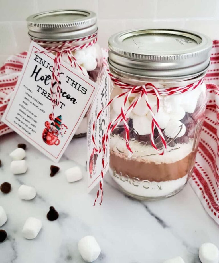 hot cocoa in a jar as DIY valentine gifts for him