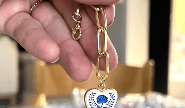 How to Make DIY Bag Charms for Your Purse How to Make DIY Bag Charms for Your Purse